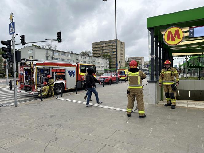 Pożar w metrze! Ewakuacja pasażerów, 5 stacji zamkniętych