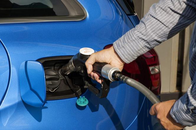 Auta z fabryczną instalacją CNG: paliwowa alternatywa, która nie chce się przyjąć w Polsce