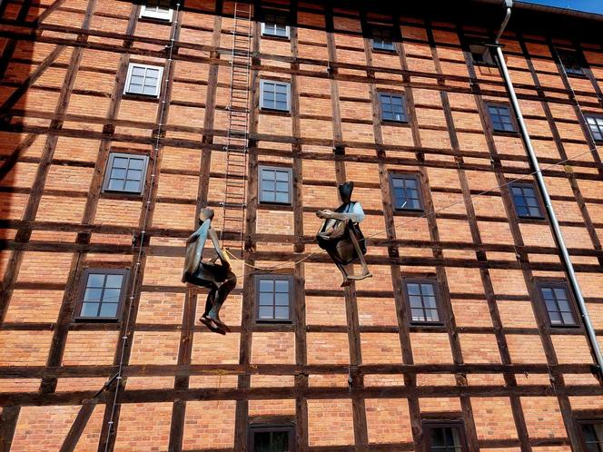 Zachwycające rzeźby Jerzego Kędziory balansują nad miastem. W Bydgoszczy trwa niecodzienna wystawa