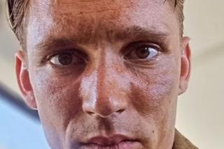 Filip Gurłacz (Robert Wroński w M jak miłość) na planie filmu Czerwone maki	