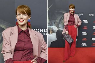 Ten czerwony total look zmiecie wszystkie trendy na jesień 2025. Dodaje kobiecości i elegancji. Stylowa kobieta dojrzała musi mieć to w szafie