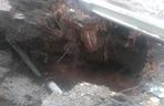 W Trzebini po raz kolejny zapadła się ziemia. Dziura na prywatnej działce ma głębokość ok. 2,5 metra