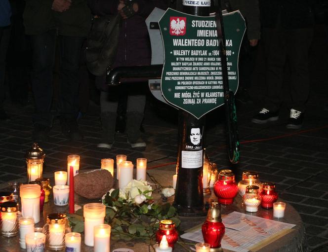 Podpalił się pod Pałacem Kultury i Nauki. Protestował przeciwko władzy. Mija sześć lat od samospalenia Piotra Szczęsnego