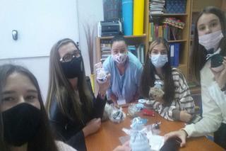 Gorzowscy uczniowie małym pacjentom. Zrobili kolorowe pluszaki! [FOTO]