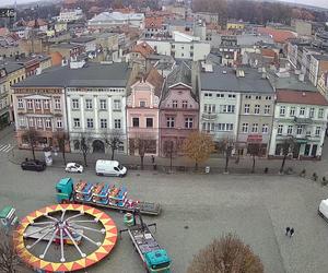 ​Na Rynku w Lesznie montowana jest karuzela. To świąteczna atrakcja dla dzieci i nie tylko