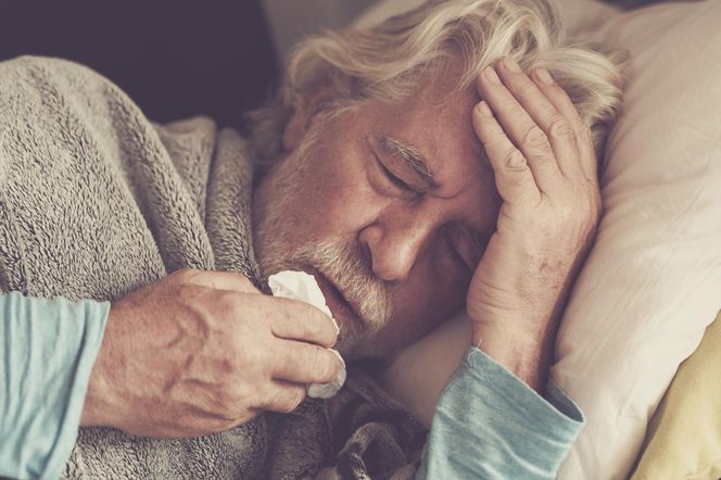 To nie zwykłe przeziębienie. Choroba groźna dla seniorów może zmylić objawami