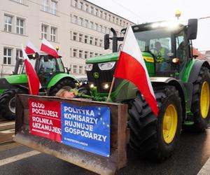 „Zielony Ład=Głód”, „Mleko nie jest z Biedronki”. Te hasła pojawiły się na proteście rolników w Olsztynie