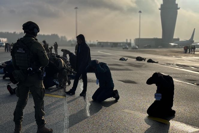 Awaryjne lądowanie samolotu pasażerskiego z terrorystami na pokładzie. Widowiskowe ćwiczenia służb na lotnisku w Katowicach