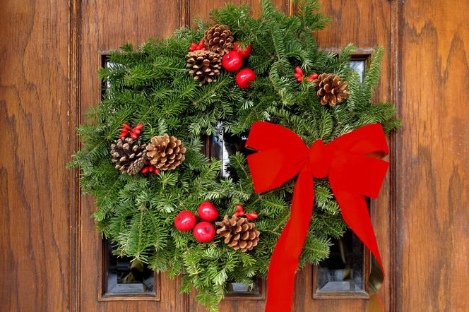 Wieniec bożonarodzeniowy na drzwi