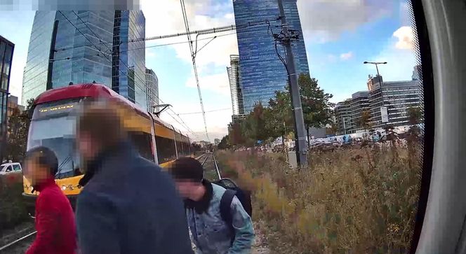 Wstrząsające nagranie z tramwaju. Rowerzysta przejechał na czerwonym świetle przez pasy