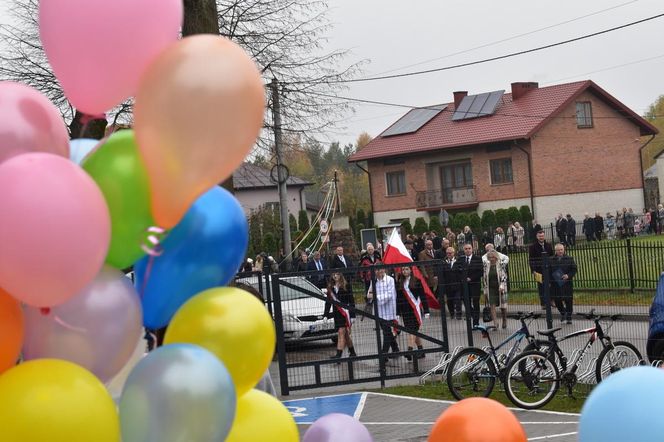 Zespół Szkolno-Przedszkolny w Hołubli oficjalnie wzbogacił się o nową i bardzo nowoczesną część budynku w środę 30 października 2024 roku.