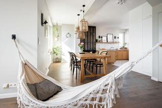 Metamorfoza dwupoziomowego mieszkania z licznymi skosami – przestrzeń dzienna