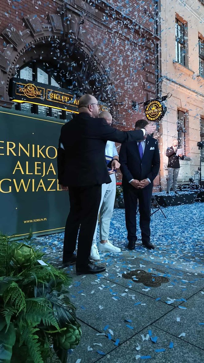Mirosław Ziętarski z Katarzynką w Piernikowej Alei Gwiazd