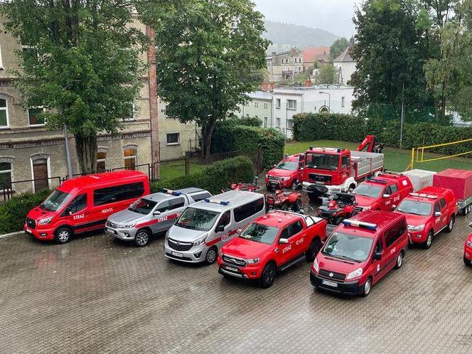 Dolny Śląsk szykuje się na wielką wodę. Strażacy układają worki z piaskiem 