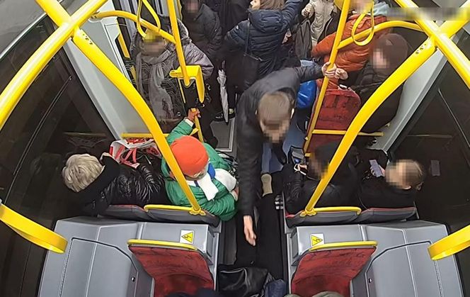 Szokujące sceny z tramwaju w Warszawie. Opublikowano właśnie nagranie. „Trzymaj się mocno”