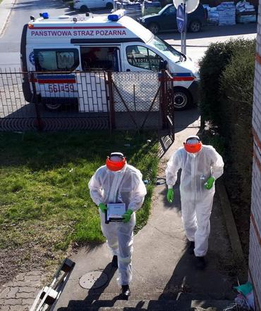 Tak służby przyjeżdżają po próbki