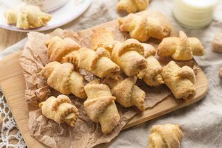 Kuba Kuroń ma superprzepis na domowe rogaliki. Są kruche, w sam raz słodkie i łatwe 