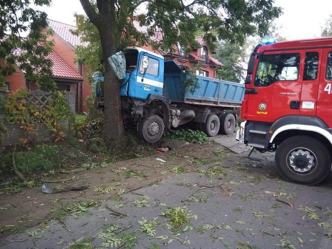Koszmarny wypadek w Łowiczku. Kierowca wjechał PROSTO POD KOŁA CIĘŻARÓWKI