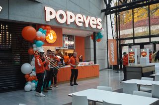 Tłumy na otwarciu Popeyes w Olsztynie. Rekordzista czekał w kolejce ponad 20 godzin