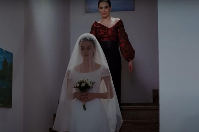 Nana w sukni ślubnej wygląda zjawiskowo 