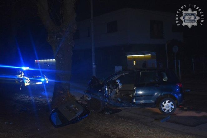 Groźny wypadek w Zawierciu. Samochód roztrzaskał się w drzewo. W środku uwięzione były dwie osoby