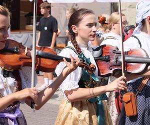 Wielobarwny korowód przemaszerował przez centrum Wisły. Trwa 61. Tydzień Kultury Beskidzkiej 