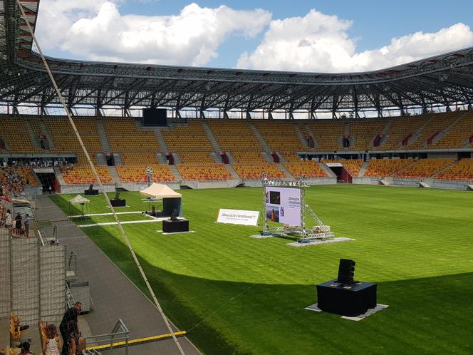 Kongres Świadków Jehowy w Białymstoku. Na stadionie miejskim tysiące uczestników [ZDJĘCIA]