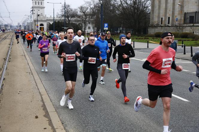 Bieg na Piątkę 2024, Warszawa - zdjęcia. Biegłeś? Szukaj się w galerii!