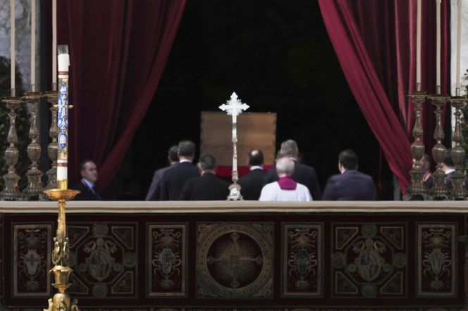 Zaczął się pogrzeb papieża Franciszka. Jedna z największych takich ceremonii w historii