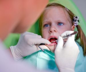 To pułapka, w którą wpada wielu rodziców. Ten ząb to nie mleczak