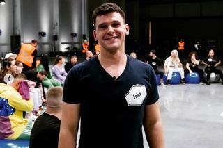 Felek z Gogglebox. Przed telewizorem pokazał klatę! Dziewczyny oszalały w komentarzach