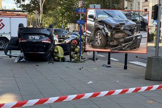 Dachowanie na Okrzei! Toyota zderzyła się z radiowozem