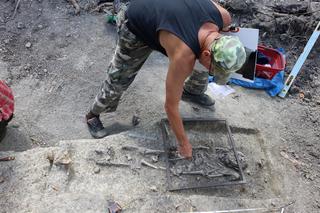 Szkielety dzieci w grobie w Chełmie. Naukowcy podejrzewają pochówek antywampiryczny