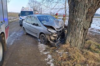 Tragiczny finał wypadku w powiecie rawickim. Nie żyje 39-latek, który uderzył samochodem w drzewo