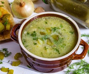 Najlepsza zupa ogórkowa: przepis na pyszną ogórkową