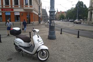 Wrocławianie parkują skutery gdzie popadnie