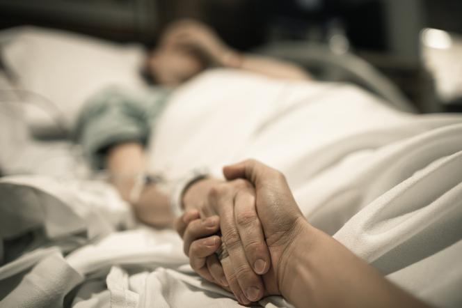 Zbliżenie na kobietę leżącą w szpitalnym łóżku 