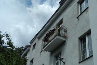 Zdeformowana balustrada balkonu przy Powsińskiej