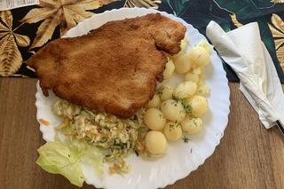 Kluski ziemniaczane, schabowy i mielony. Takie dania serwują w Barze Akademickim