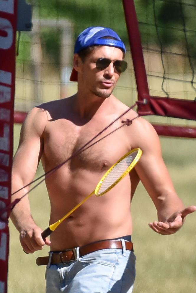Mikołaj Roznerski  gra w badmintona z goła klatą