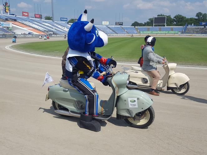 Osy kręciły kółka na stadionie żużlowym w Lesznie. Ogólnopolski zlot skuterów Osa Osieczna-Leszno 