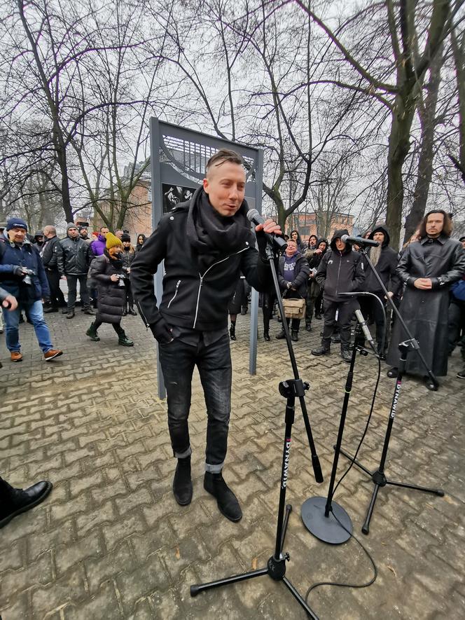 Przyjaciele i fani Romana Kostrzewskiego odsłonili tablicę pamiątkową w Bytomiu