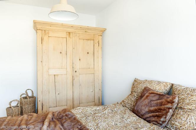 Aranżacja sypialni w rustykalnym stylu: łóżko z demobilu, pościel ze słomy 