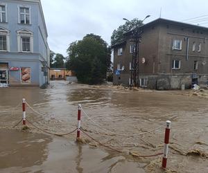 Zagrożenie powodziowe. Głuchołazy. Woda przelała się przez wały. Zalewa miasto