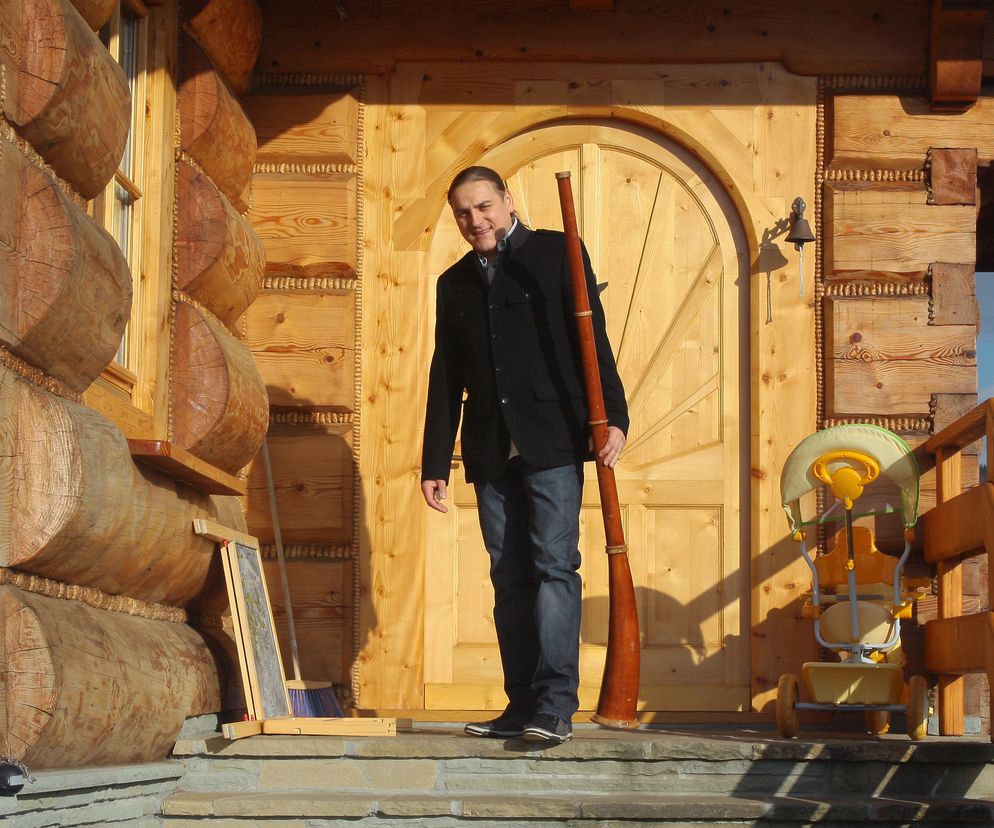 Łukasz Golec przed domem. Zdjęcie z 2009 r.