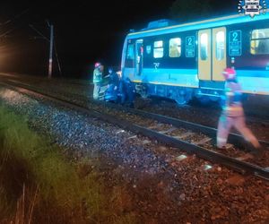 66-latka pomyliła tory z drogą i wjechała pod pociąg. Pasażer spał, gdy doszło do tragedii
