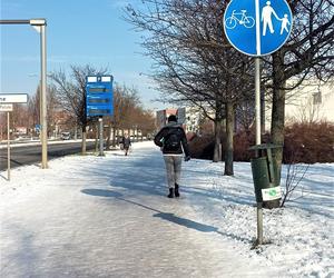 Bydgoskie chodniki jak lodowisko! Mieszkańcy są załamani. Przecież na tym można się zabić! [ZDJĘCIA]