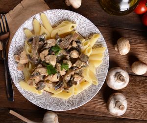 Makaron z kurczakiem i grzybami w sosie śmietanowym