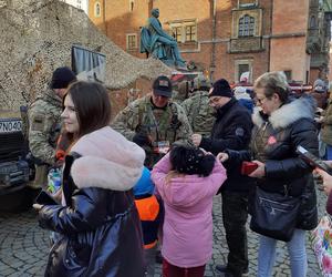 WOŚP 2024 we Wrocławiu. Cały Rynek i ludzie w serduszkach [ZDJĘCIA]