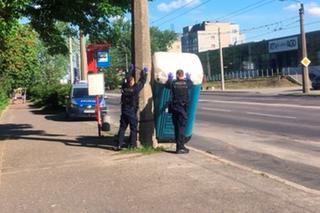 Tego jeszcze nie robili! Policjanci z Lublina ratowali przenośny sanitariat